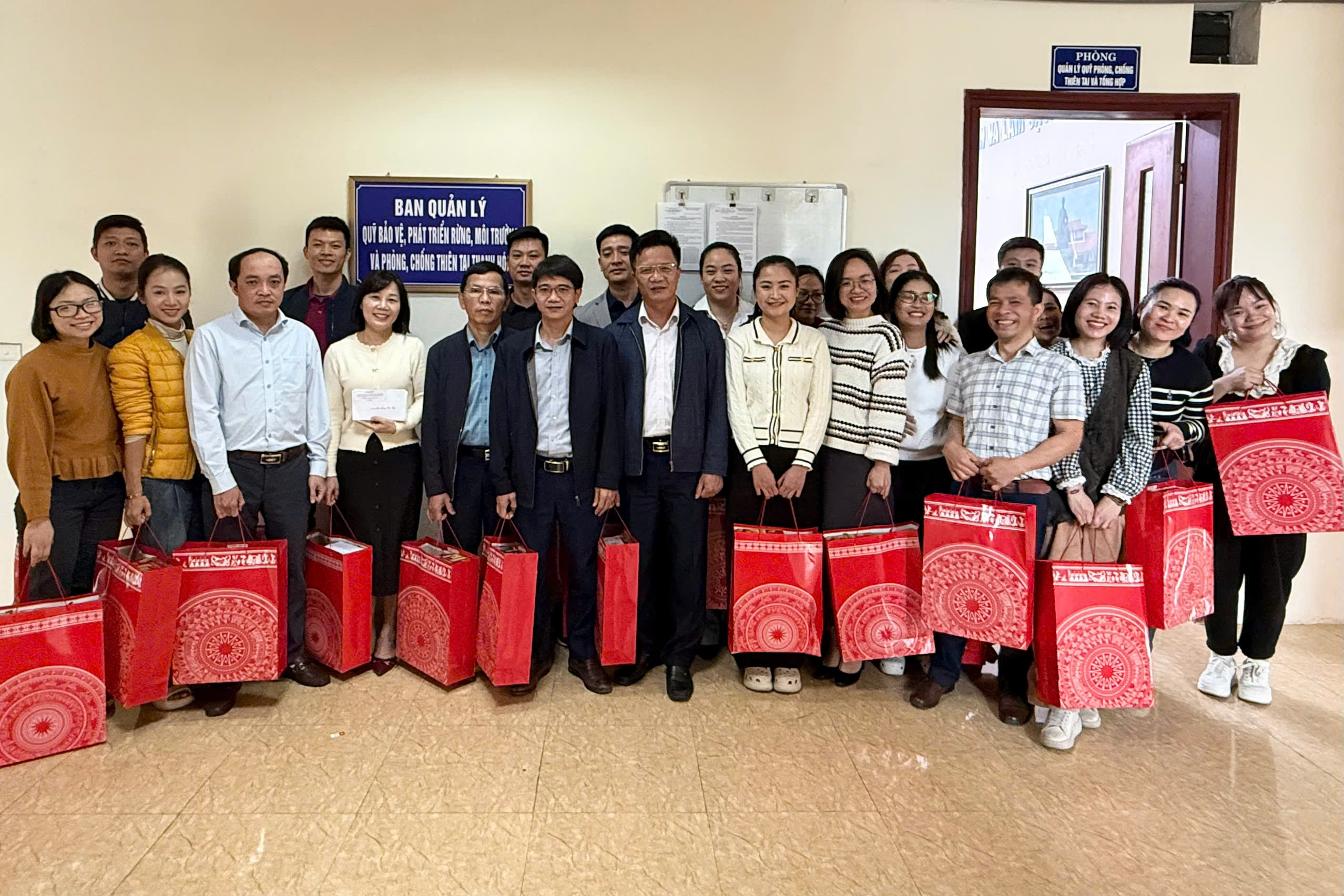 Công đoàn Ban quản lý Quỹ Bảo vệ, phát triển rừng, môi trường và Phòng, chống thiên tai Thanh Hoá trao quà Tết cho đoàn viên công đoàn nhân dịp Tết Nguyên đán năm 2026.